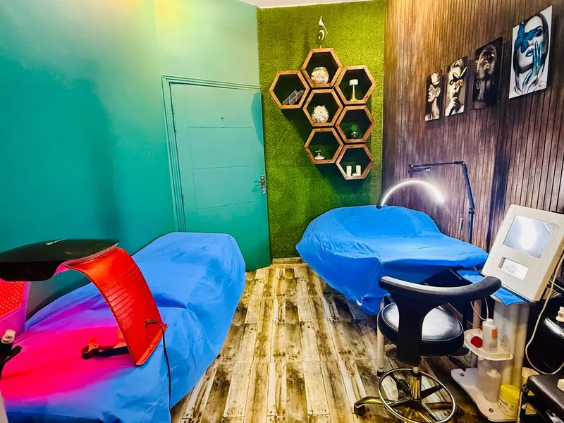 Treatment room with two treatment beds